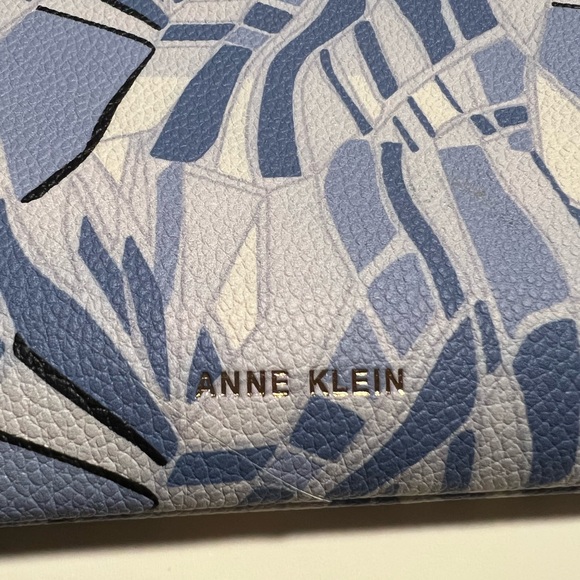 Anne Klein wristlet - Picture 1 of 4